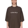 DRKSHDW FW25 CONCORDIANS TOMMY T I MØRK STØV/PERLEGRYNT MEDIUM TYKT BOMULLSRØY DU02E7259RNEP2-7808