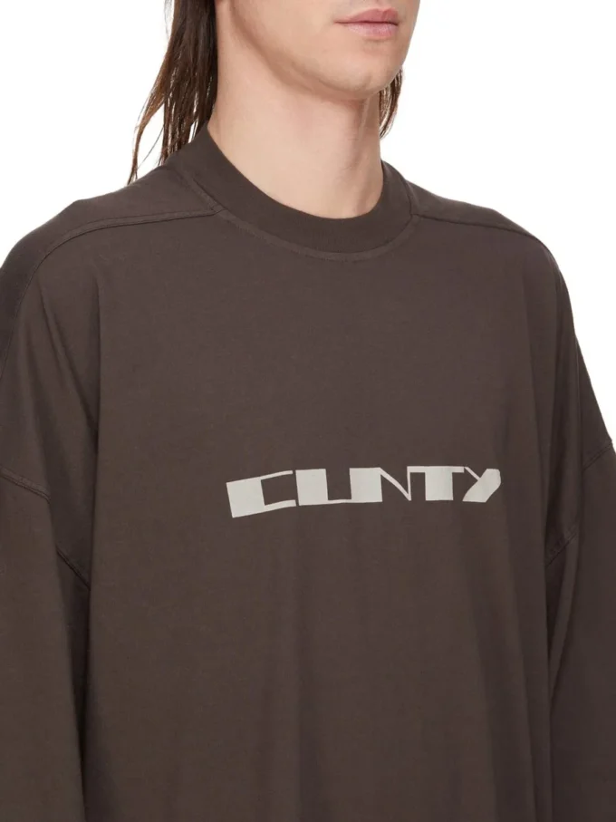 DRKSHDW FW25 CONCORDIANS TOMMY T I MØRK STØV/PERLEGRYNT MEDIUM TYKT BOMULLSRØY DU02E7259RNEP2-7808